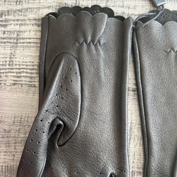 Burberry Leather Primrose gloves - Picture 16 of 17